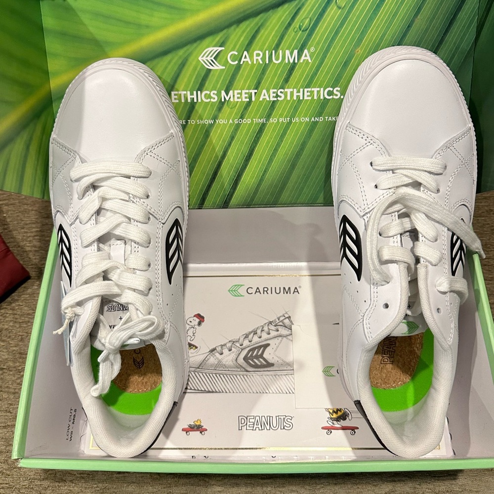 New in box Cariuma Peanuts loafers men 8.5 Women 10